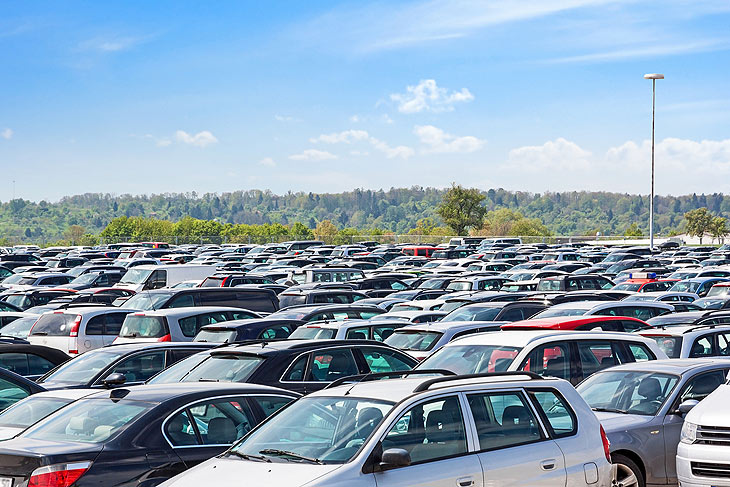 Stressfreies Parken am Flughafen - nicht notwendigerweise direkt neben dem Flughafen (Foto iStock -aldorado10)